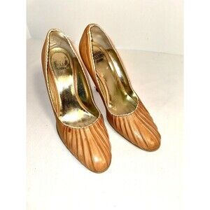 Beige Leather Pumps - Size 7.5 - MSRP: $ 350 - beautiful details - made in Italy